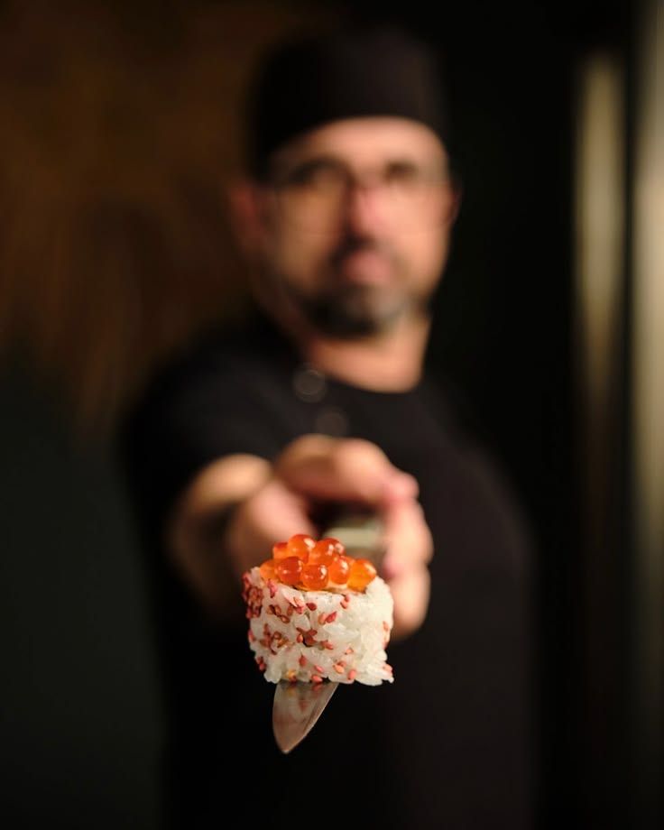 Chef Kōen con nigiri